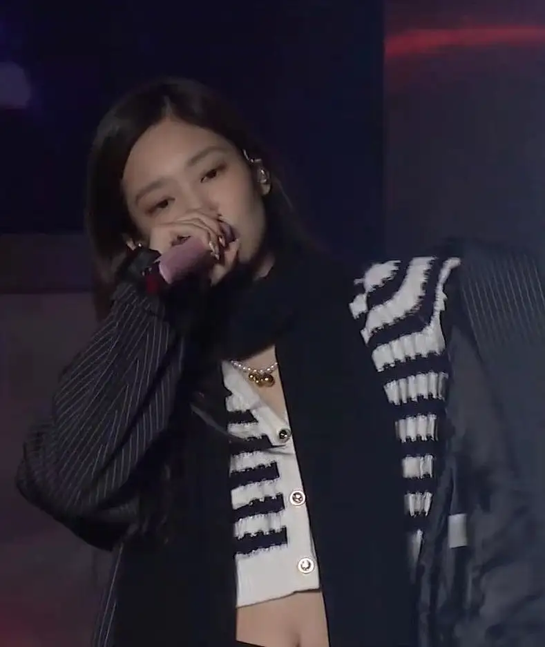 Black and White Sweaters Cardigans Blackpink Jennie Jenny Style Outfits Kpop Fashion Clothes Dating Party Clubber Celebrity V-ne